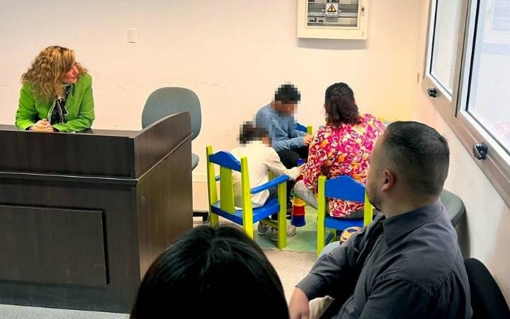 Contestó "Sí", cuando la jueza  le preguntó si quería asumir la guarda con fines de adopción de una niña y un niño