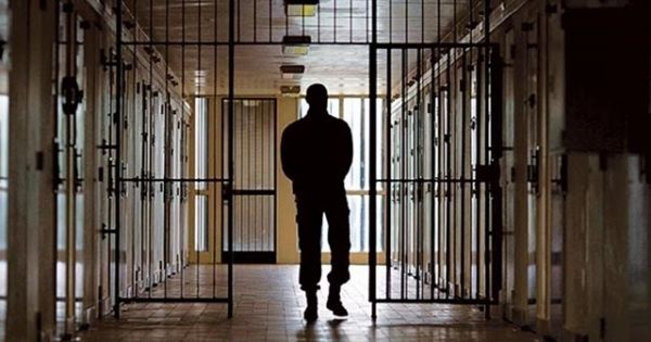 Guardiacárcel llevaba celulares y drogas para los presos: así lo descubrieron