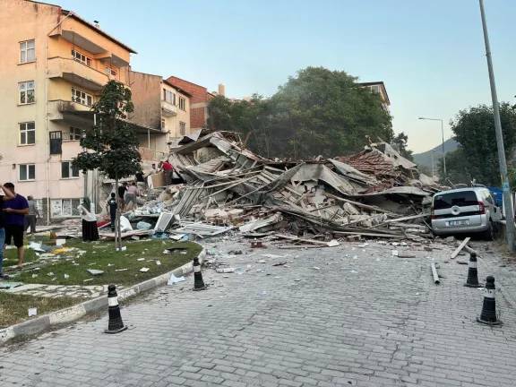Fuerte sismo de 6,1 en el oeste de Turquía: un muerto, 29 heridos y edificios colapsados