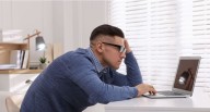 ¿Sabes qué es el love-bombing laboral? La práctica silenciosa que podría estar afectándote