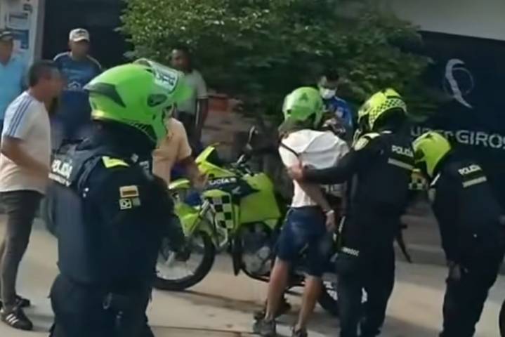 Hombre agredió a policía y desató la furia de uniformados que lo sometieron a golpes y taser