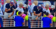Polémica en el US Open: hombre arrebata de las manos de un niño un jockey que le regaló el tenista Majchrzaka