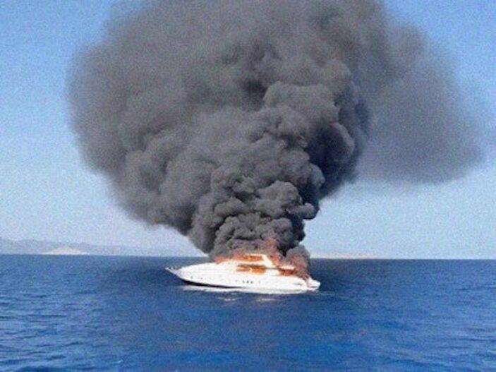 Se incendia y hunde un yate frente a una isla en el Mediterráneo