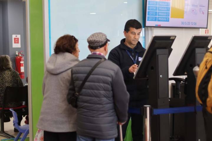 Beneficios para adultos mayores apuntan a aliviar gasto familiar, pero usuarios piden ampliar apoyos en transporte y salud