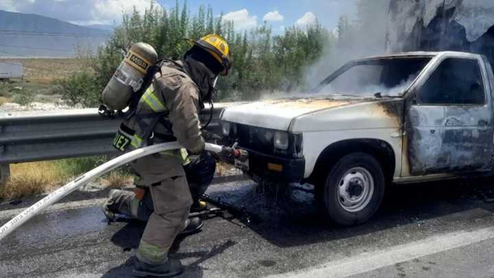 Se Incendia Camión con Envases de Cerveza en Carretera Monterrey