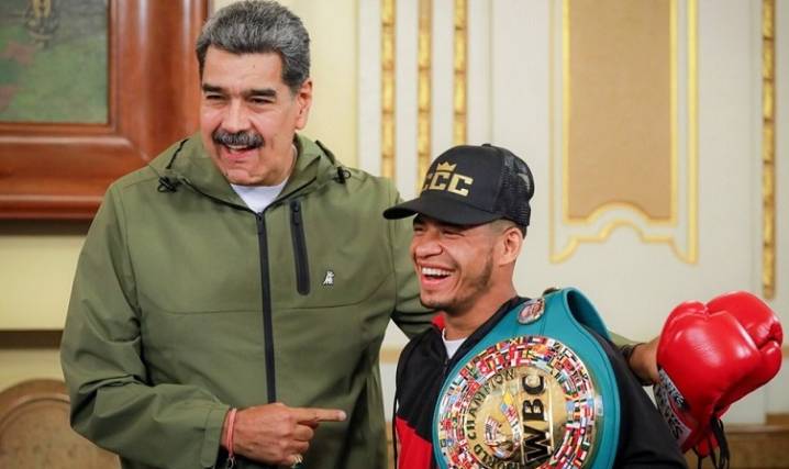 Nicolás Maduro recibió en Miraflores al boxeador Carlos Cañizales tras convertirse en campeón mundial Minimosca del CMB