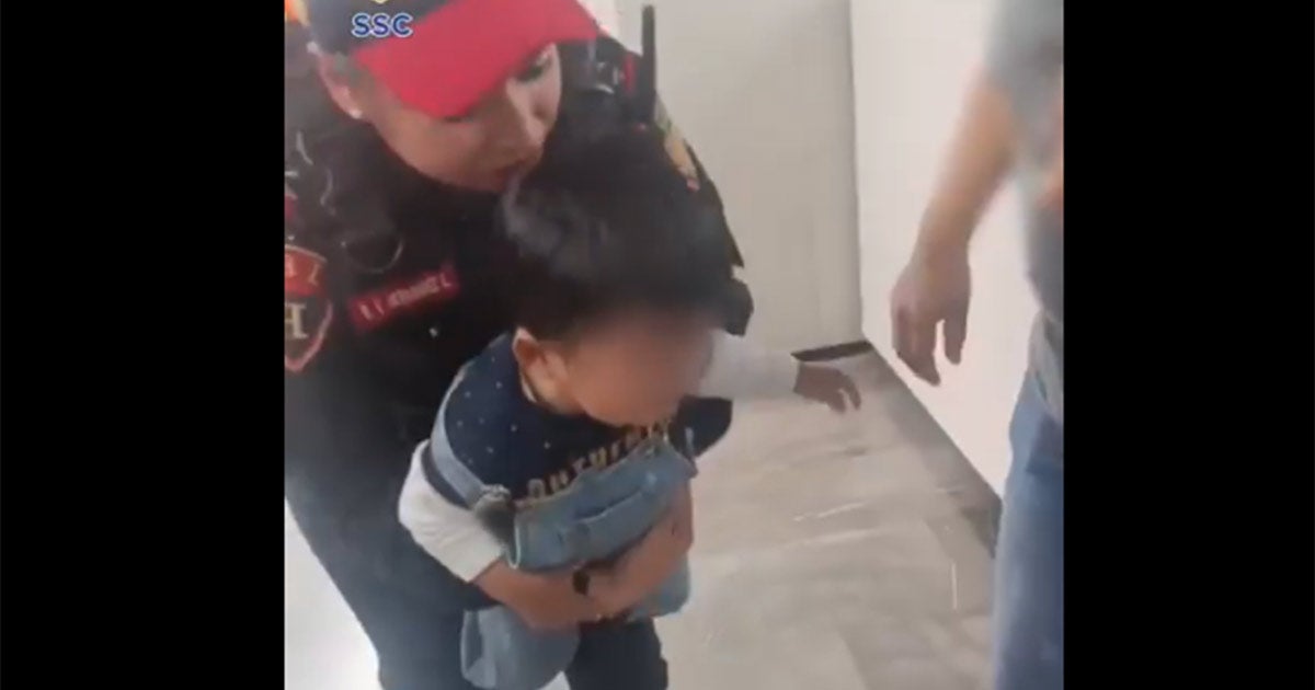 Polis del Metro CDMX le salvan la vida a bebé; se le atoró un cacahuate