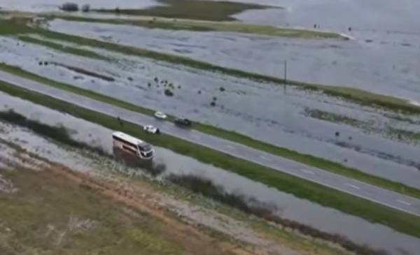 Tormenta de Santa Rosa: un micro quedó varado en la Ruta 5 y rescataron a 40 pasajeros en lancha