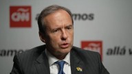 “Motosierra, machete y tijera”: el plan de “Tuto” Quiroga para estabilizar la economía de Bolivia