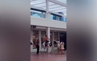 Un turista se sube a una vaca en Tenerife para hacer la gracia: “Hacen lo que quieren”