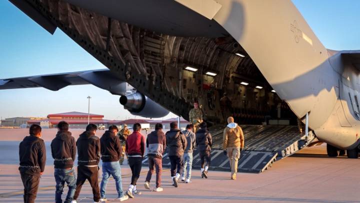 Corte prohíbe a Trump uso de ley de guerra de 1798 para deportar migrantes