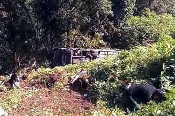 Deja volcadura de camión un muerto y 22 heridos en Puebla