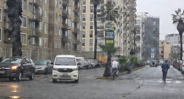 Lima y Callao soportaron el día más frío del año con lloviznas y alerta naranja del Senamhi