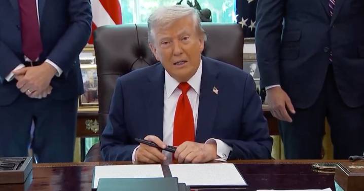 Trump ordena procesar a quienes quemen la bandera de Estados Unidos