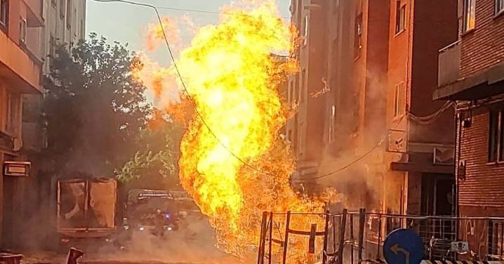 Explosión de una tubería de gas en el centro de Zamora: incendio en un camión y en un edificio