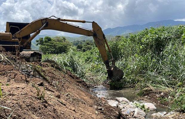 Realizan dragado y limpieza de la quebrada Sosa en El Consejo
