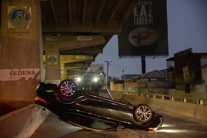 Abandona su vehículo luego de volcarse en la Avenida Internacional