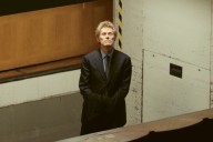 "Es un milagro". Quién es el director argentino que estrena en Venecia un film con Willem Dafoe
