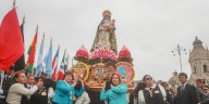“Que Santa Rosa la ilumine en sus decisiones”: el pedido para Dina Boluarte al cargar el anda de la santa limeña