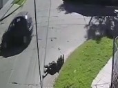 Atropelló a gran velocidad a un ciclista en Banfield, lo dejó tirado y huyó: el video que lo incrimina