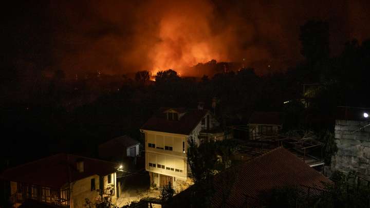 La UE alerta de “peligro extremo” en Ourense por los incendios: más de 40.000 personas afectadas y 51.000 hectáreas arrasadas