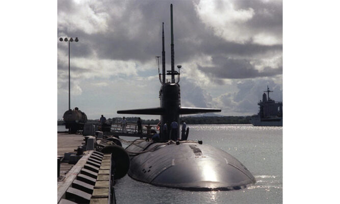 EE.UU. sumó un submarino nuclear y un crucero lanzamisiles al  operativo frente a Venezuela para combatir el narcoterrorismo