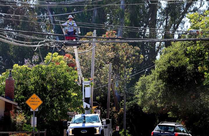 Photo | Crew installs fiber optic cables in Santa Cruz