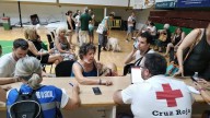 Los evacuados por el incendio pasan la noche en pabellones de Plasencia