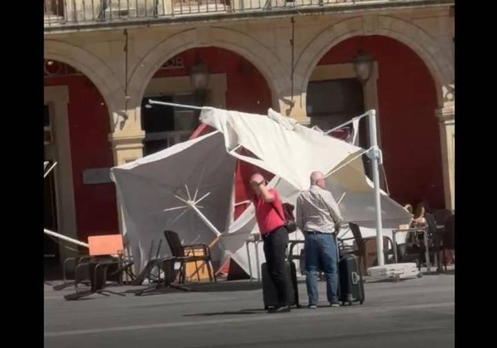 Un fuerte golpe de viento sorprende en la Plaza Mayor de León y hace volar las terrazas