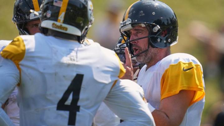 Steelers' Aaron Rodgers eager for helmet switch: 'It looks like a spaceship'