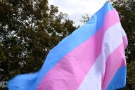 Trump amenaza con quitar fondos a escuelas de California que no sigan su política trans