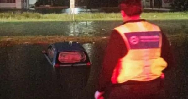 Inundaciones y un auto varado dejan lluvias en Soledad