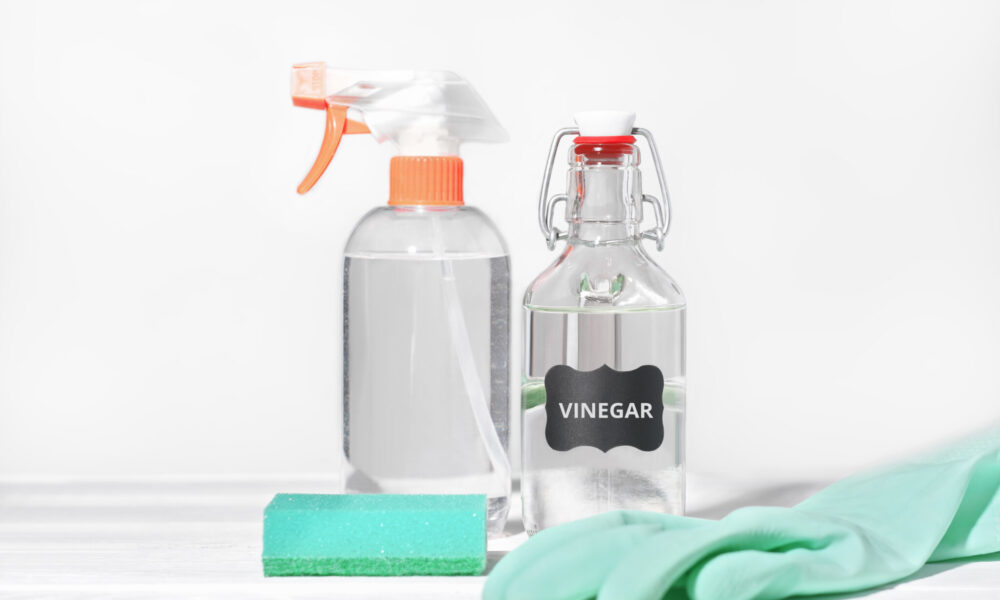 Vinagre blanco y agua oxigenada: ¿Cómo usarlo sin correr riesgos de salud?