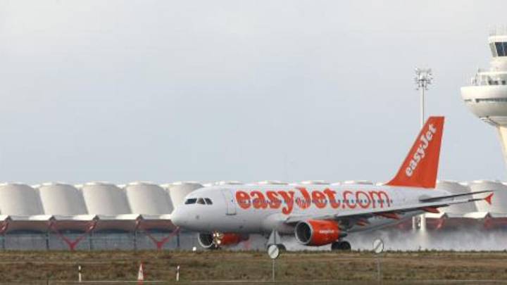 Easyjet acuerda una un subida salarial del 22% en 2025 para evitar la huelga de tripulantes de cabina