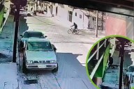 Video: Ciclista choca contra fachada de un inmueble en Tulancingo