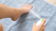 Adiós al mal olor de pies: el truco casero con papel de diario que pocos conocen