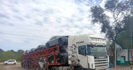 Misterioso camión: llevaba 8 autos de lujo y una Harley Davidson que no estaba declarada