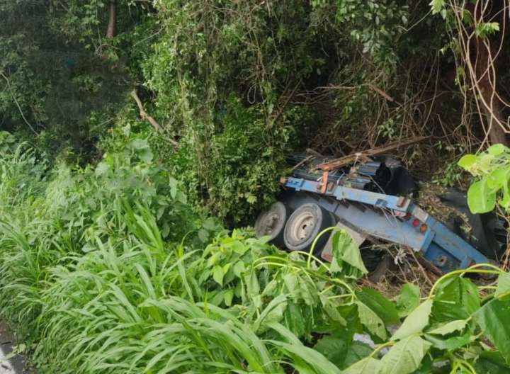 SE REPORTAN DOS PERSONAS SIN VIDA EN VOLCADURA DE TRÁILER