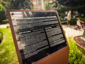Instalan una nueva placa junto a la escultura de Cuerda