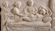 El método en la Antigua Roma para quitar los dolores del parto y el origen de por qué se envuelve a los recién nacidos con los brazos pegados