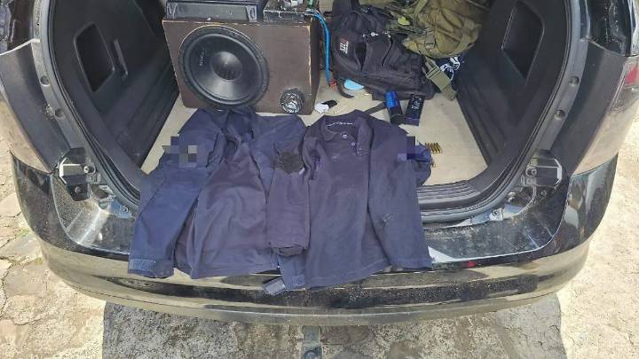 Decomisan vehículo y uniformes policiales falsos tras persecución en Tingambato