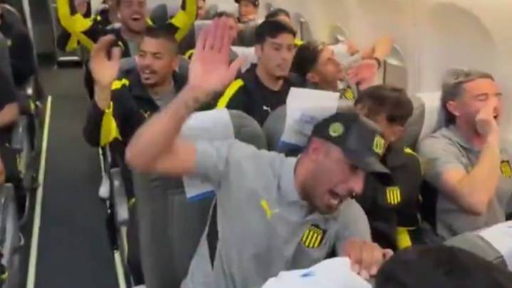 Aerolíneas Argentinas repudió el comportamiento del plantel de Peñarol en su vuelo a Buenos Aires