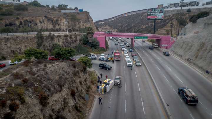 Tras choque, taxi de ruta Playas-Centro se vuelca con varios pasajeros por el puente del Mirador