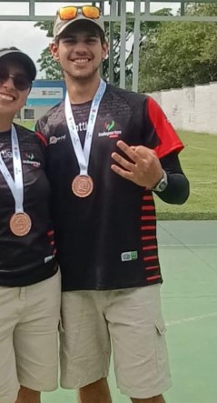 ARRASARON EN EL PODIO
