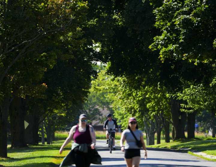 Sweltering heat wave returns to parts of Ontario, Quebec for multi