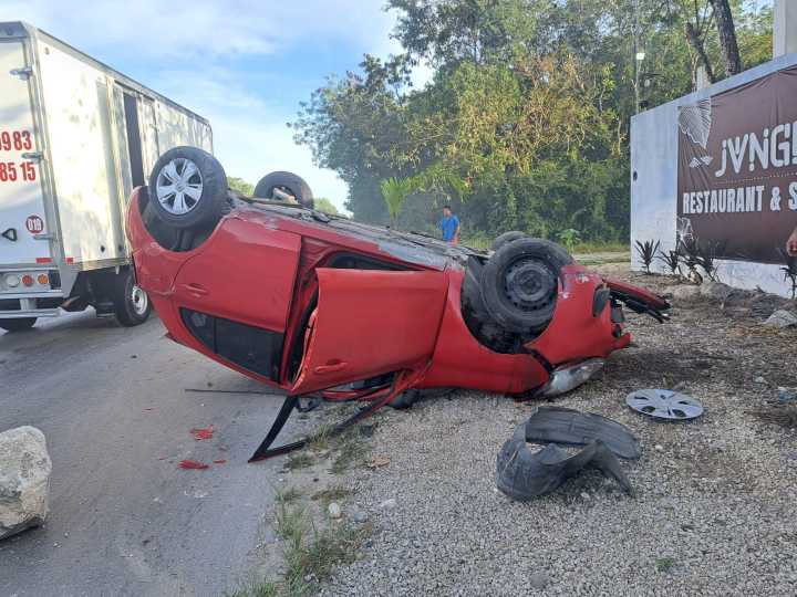 Volcadura sin lesionados en carretera de Gas Auto
