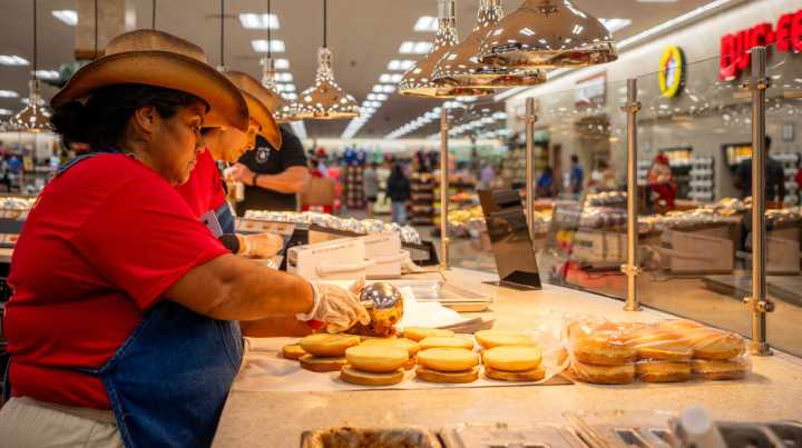 What Time Does Buc-Ee's Switch From Breakfast To Lunch?