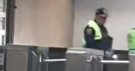 VIDEO | Investigan a policías tras golpear a un hombre en la estación del Metro Guerrero