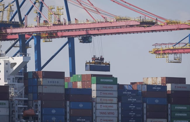 Bruselas suspenderá 6 meses las contramedidas arancelarias en la recámara contra EU