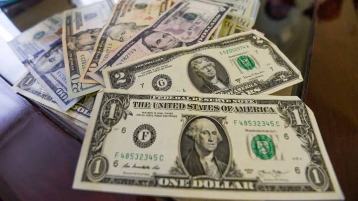 Cae 0.42% el peso frente a un dólar recuperado